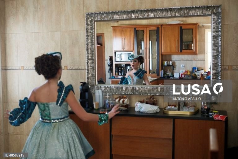 Danças e bailinhos de Carnaval na ilha Terceira, nos Açores, envolvem cerca de 1500 músicos e atores amadores, que atuam, de forma gratuita, durante quatro dias, em mais de três dezenas de salas por toda a ilha, Praia da Vitória, Terceira, Açores.