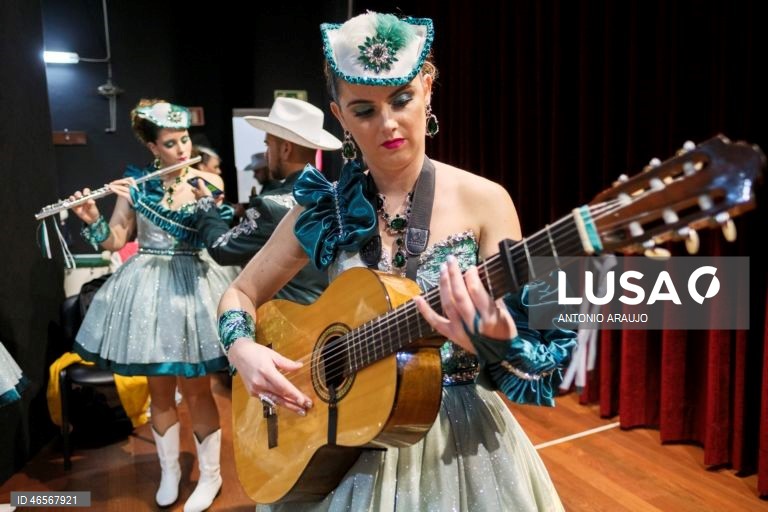 Danças e bailinhos de Carnaval na ilha Terceira, nos Açores, envolvem cerca de 1500 músicos e atores amadores, que atuam, de forma gratuita, durante quatro dias, em mais de três dezenas de salas por toda a ilha, Praia da Vitória, Terceira, Açores.
