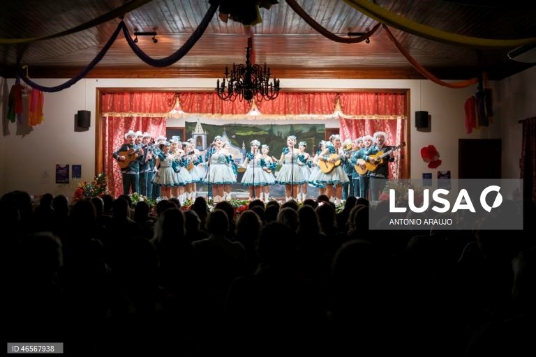 Danças e bailinhos de Carnaval na ilha Terceira, nos Açores, envolvem cerca de 1500 músicos e atores amadores, que atuam, de forma gratuita, durante quatro dias, em mais de três dezenas de salas por toda a ilha, Praia da Vitória, Terceira, Açores.
