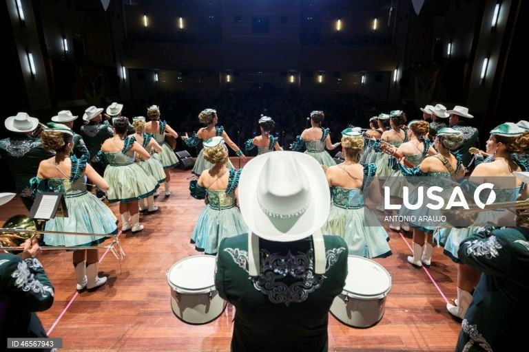 Danças e bailinhos de Carnaval na ilha Terceira, nos Açores, envolvem cerca de 1500 músicos e atores amadores, que atuam, de forma gratuita, durante quatro dias, em mais de três dezenas de salas por toda a ilha, Praia da Vitória, Terceira, Açores.