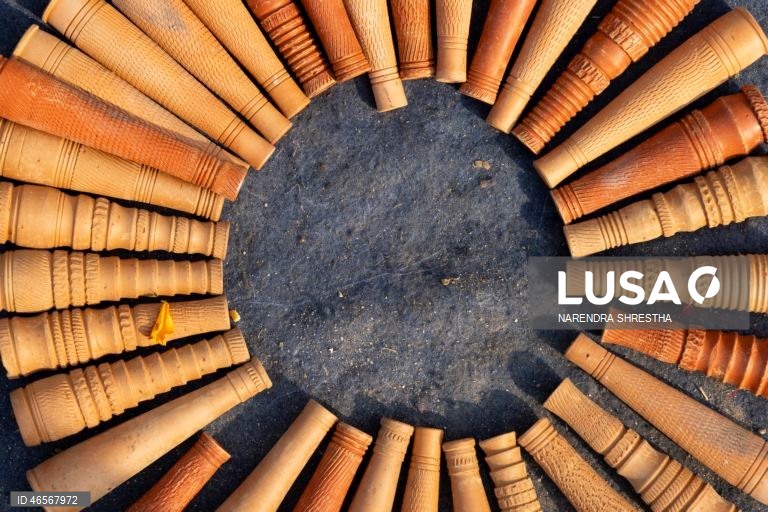 Festival Maha Shivaratri no Templo Pashupati em Katmandu, Nepal que é considerado um dos festivais mais auspiciosos para a comunidade hindu. Centenas de sadhus e peregrinos de todo o país e da vizinha Índia reúnem-se para celebrar o aniversário do deus Shiva, deus da criação e da destruição, oferecendo orações especiais e jejuando. A venda de maconha é ilegal no Nepal; no entanto, as autoridades ignoram a venda e o uso de maconha neste dia.