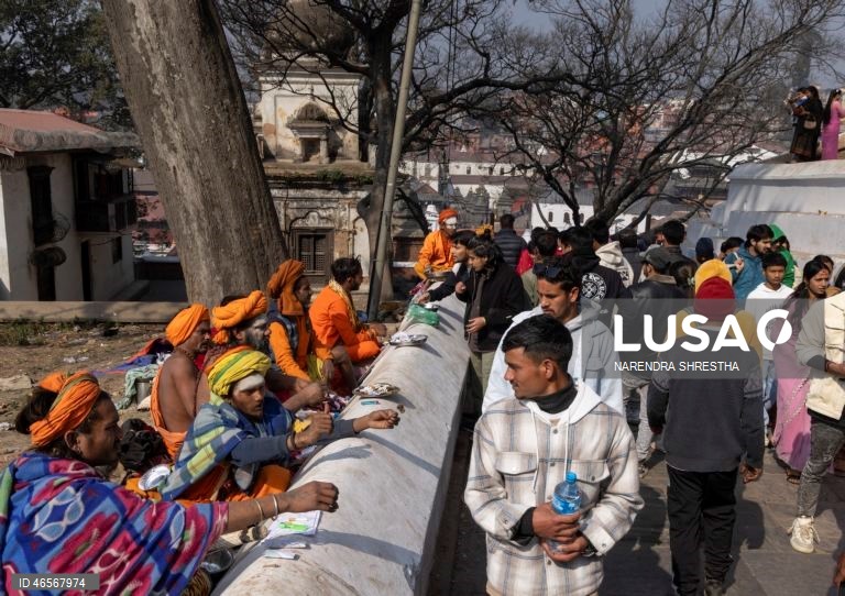 Festival Maha Shivaratri no Templo Pashupati em Katmandu, Nepal que é considerado um dos festivais mais auspiciosos para a comunidade hindu. Centenas de sadhus e peregrinos de todo o país e da vizinha Índia reúnem-se para celebrar o aniversário do deus Shiva, deus da criação e da destruição, oferecendo orações especiais e jejuando. A venda de maconha é ilegal no Nepal; no entanto, as autoridades ignoram a venda e o uso de maconha neste dia.