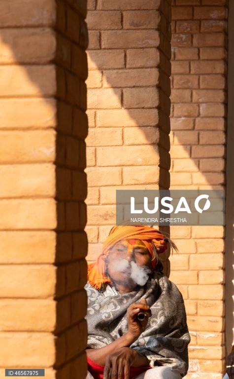 Festival Maha Shivaratri no Templo Pashupati em Katmandu, Nepal que é considerado um dos festivais mais auspiciosos para a comunidade hindu. Centenas de sadhus e peregrinos de todo o país e da vizinha Índia reúnem-se para celebrar o aniversário do deus Shiva, deus da criação e da destruição, oferecendo orações especiais e jejuando. A venda de maconha é ilegal no Nepal; no entanto, as autoridades ignoram a venda e o uso de maconha neste dia.