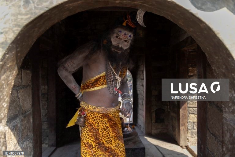 Festival Maha Shivaratri no Templo Pashupati em Katmandu, Nepal que é considerado um dos festivais mais auspiciosos para a comunidade hindu. Centenas de sadhus e peregrinos de todo o país e da vizinha Índia reúnem-se para celebrar o aniversário do deus Shiva, deus da criação e da destruição, oferecendo orações especiais e jejuando. A venda de maconha é ilegal no Nepal; no entanto, as autoridades ignoram a venda e o uso de maconha neste dia.