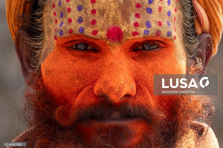 Festival Maha Shivaratri no Templo Pashupati em Katmandu, Nepal que é considerado um dos festivais mais auspiciosos para a comunidade hindu. Centenas de sadhus e peregrinos de todo o país e da vizinha Índia reúnem-se para celebrar o aniversário do deus Shiva, deus da criação e da destruição, oferecendo orações especiais e jejuando. A venda de maconha é ilegal no Nepal; no entanto, as autoridades ignoram a venda e o uso de maconha neste dia.