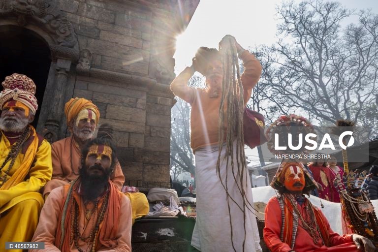 Festival Maha Shivaratri no Templo Pashupati em Katmandu, Nepal que é considerado um dos festivais mais auspiciosos para a comunidade hindu. Centenas de sadhus e peregrinos de todo o país e da vizinha Índia reúnem-se para celebrar o aniversário do deus Shiva, deus da criação e da destruição, oferecendo orações especiais e jejuando. A venda de maconha é ilegal no Nepal; no entanto, as autoridades ignoram a venda e o uso de maconha neste dia.