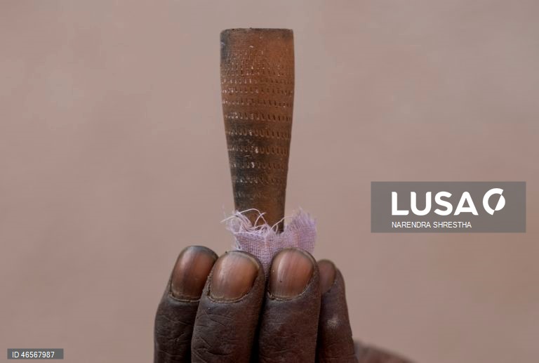 Festival Maha Shivaratri no Templo Pashupati em Katmandu, Nepal que é considerado um dos festivais mais auspiciosos para a comunidade hindu. Centenas de sadhus e peregrinos de todo o país e da vizinha Índia reúnem-se para celebrar o aniversário do deus Shiva, deus da criação e da destruição, oferecendo orações especiais e jejuando. A venda de maconha é ilegal no Nepal; no entanto, as autoridades ignoram a venda e o uso de maconha neste dia.