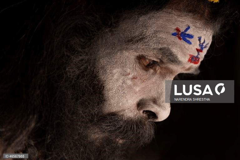 Festival Maha Shivaratri no Templo Pashupati em Katmandu, Nepal que é considerado um dos festivais mais auspiciosos para a comunidade hindu. Centenas de sadhus e peregrinos de todo o país e da vizinha Índia reúnem-se para celebrar o aniversário do deus Shiva, deus da criação e da destruição, oferecendo orações especiais e jejuando. A venda de maconha é ilegal no Nepal; no entanto, as autoridades ignoram a venda e o uso de maconha neste dia.