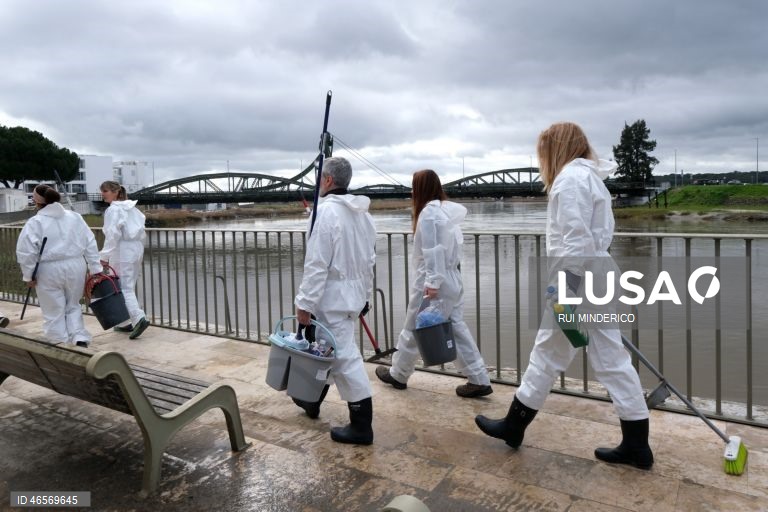 Voluntários, militares, escuteiros e moradores ajudam nas limpezas e recuperação da zona ribeirinha de Alcácer do Sal após a passagem da depressão Kristin pelo território português ter deixado um rasto de destruição, Setúbal. 