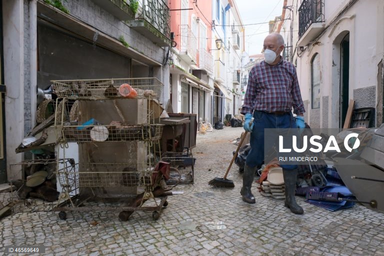 Voluntários, militares, escuteiros e moradores ajudam nas limpezas e recuperação da zona ribeirinha de Alcácer do Sal após a passagem da depressão Kristin pelo território português ter deixado um rasto de destruição, Setúbal. 