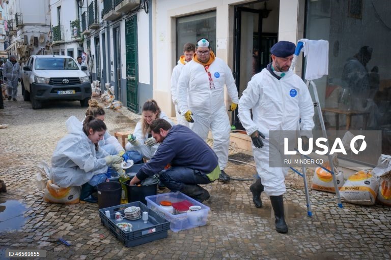 Voluntários, militares, escuteiros e moradores ajudam nas limpezas e recuperação da zona ribeirinha de Alcácer do Sal após a passagem da depressão Kristin pelo território português ter deixado um rasto de destruição, Setúbal. 