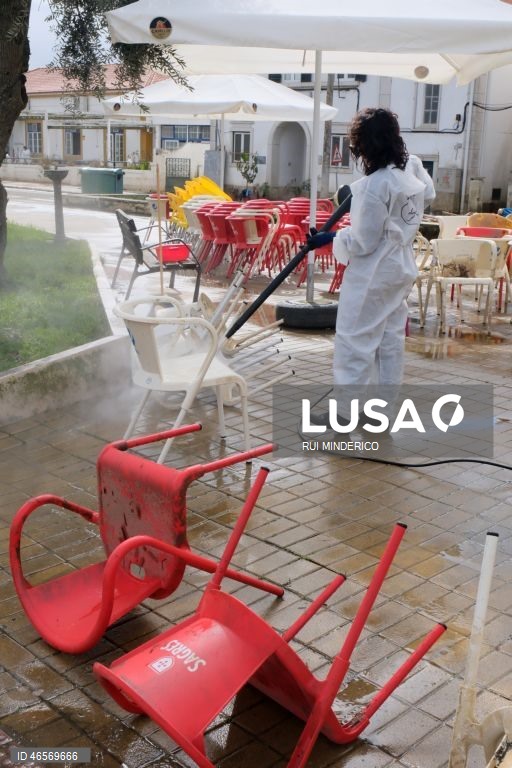 Voluntários, militares, escuteiros e moradores ajudam nas limpezas e recuperação da zona ribeirinha de Alcácer do Sal após a passagem da depressão Kristin pelo território português ter deixado um rasto de destruição, Setúbal. 