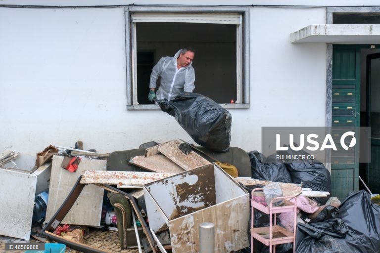 Voluntários, militares, escuteiros e moradores ajudam nas limpezas e recuperação da zona ribeirinha de Alcácer do Sal após a passagem da depressão Kristin pelo território português ter deixado um rasto de destruição, Setúbal. 
