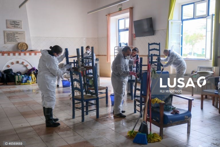 Voluntários, militares, escuteiros e moradores ajudam nas limpezas e recuperação da zona ribeirinha de Alcácer do Sal após a passagem da depressão Kristin pelo território português ter deixado um rasto de destruição, Setúbal. 