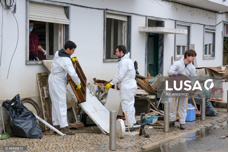 Voluntários, militares, escuteiros e moradores ajudam nas limpezas e recuperação da zona ribeirinha de Alcácer do Sal após a passagem da depressão Kristin pelo território português ter deixado um rasto de destruição, Setúbal. 