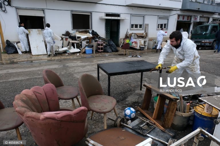 Voluntários, militares, escuteiros e moradores ajudam nas limpezas e recuperação da zona ribeirinha de Alcácer do Sal após a passagem da depressão Kristin pelo território português ter deixado um rasto de destruição, Setúbal. 