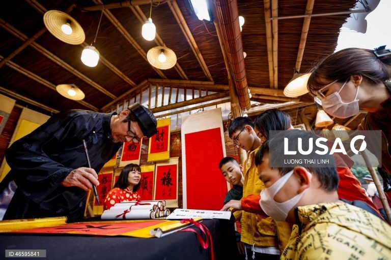 Vietname: Artistas pintam caligrafia durante o Tet, o tradicional Ano Novo Lunar vietnamita