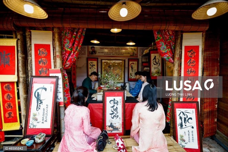 Vietname: Artistas pintam caligrafia durante o Tet, o tradicional Ano Novo Lunar vietnamita