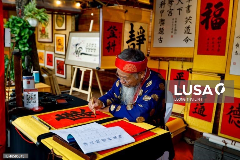 Vietname: Artistas pintam caligrafia durante o Tet, o tradicional Ano Novo Lunar vietnamita