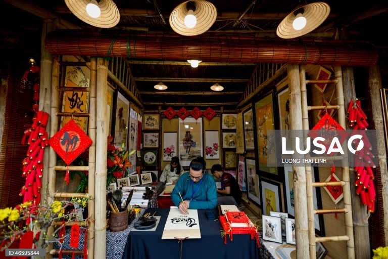 Vietname: Artistas pintam caligrafia durante o Tet, o tradicional Ano Novo Lunar vietnamita