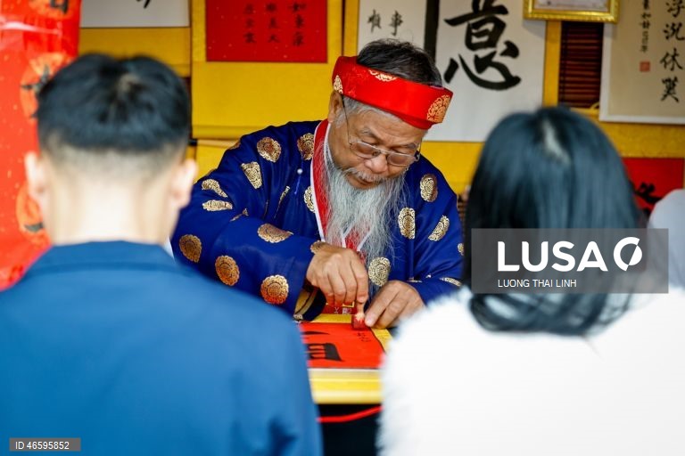 Vietname: Artistas pintam caligrafia durante o Tet, o tradicional Ano Novo Lunar vietnamita