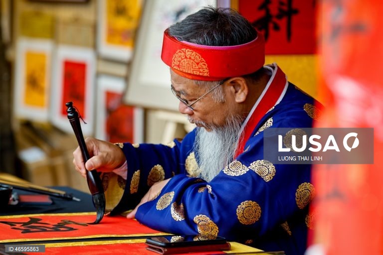 Vietname: Artistas pintam caligrafia durante o Tet, o tradicional Ano Novo Lunar vietnamita