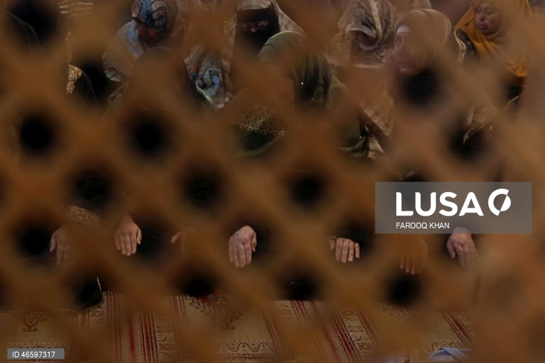 Os muçulmanos em todo o mundo observam o mês sagrado do Ramadão rezando à noite e abstendo-se de comer e beber entre o nascer e o pôr do sol