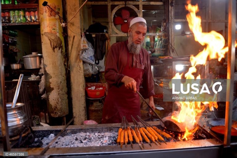 Os muçulmanos em todo o mundo observam o mês sagrado do Ramadão rezando à noite e abstendo-se de comer e beber entre o nascer e o pôr do sol