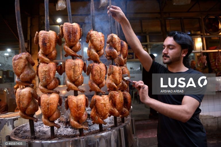Os muçulmanos em todo o mundo observam o mês sagrado do Ramadão rezando à noite e abstendo-se de comer e beber entre o nascer e o pôr do sol