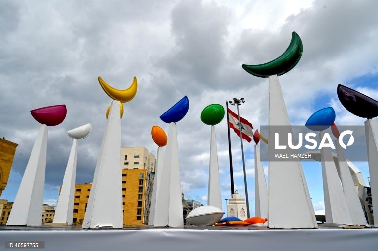 Os muçulmanos em todo o mundo observam o mês sagrado do Ramadão rezando à noite e abstendo-se de comer e beber entre o nascer e o pôr do sol