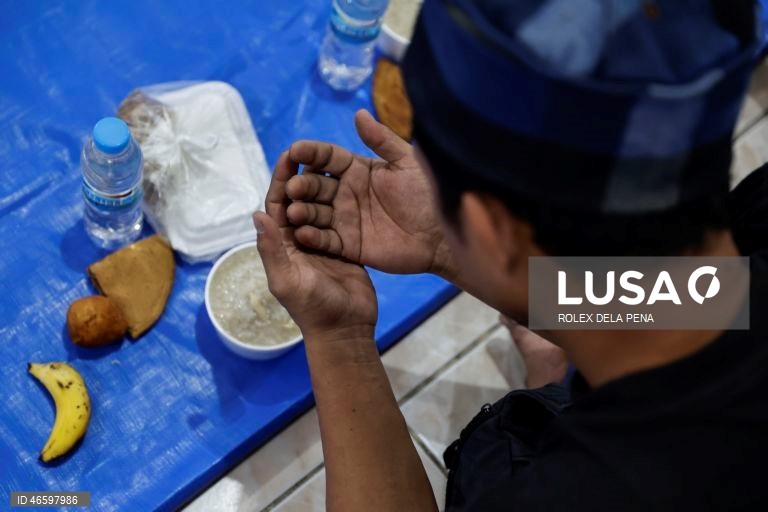 Os muçulmanos em todo o mundo observam o mês sagrado do Ramadão rezando à noite e abstendo-se de comer e beber entre o nascer e o pôr do sol