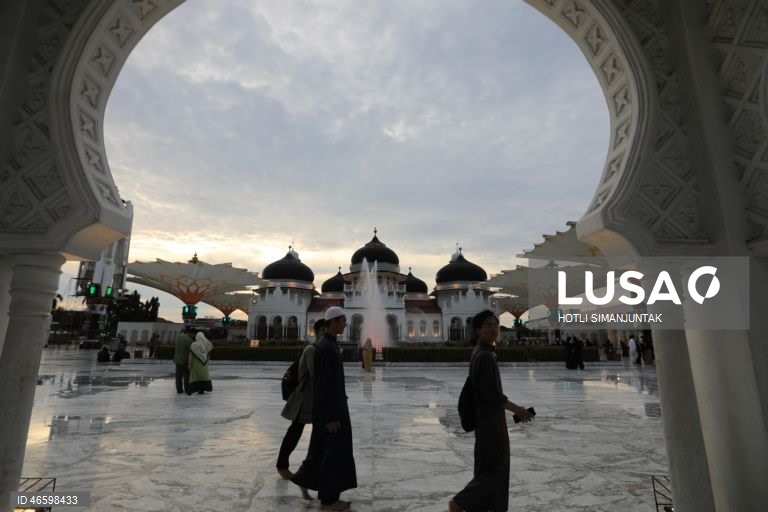 Os muçulmanos em todo o mundo observam o mês sagrado do Ramadão rezando à noite e abstendo-se de comer e beber entre o nascer e o pôr do sol