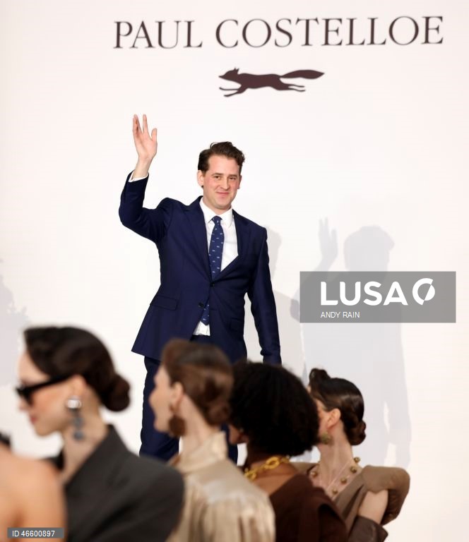 Reino Unido: Desfile de Paul Costelloe na Semana de Moda de Londres