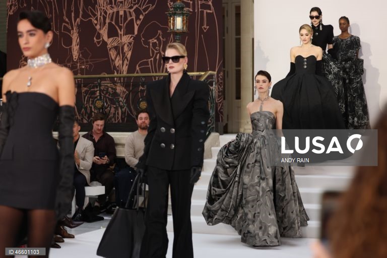 Reino Unido: Desfile de Paul Costelloe na Semana de Moda de Londres