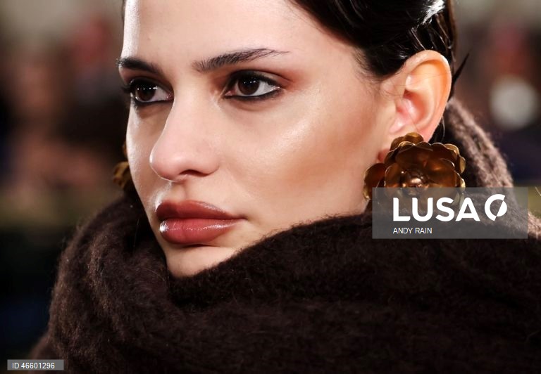 Reino Unido: Desfile de Paul Costelloe na Semana de Moda de Londres