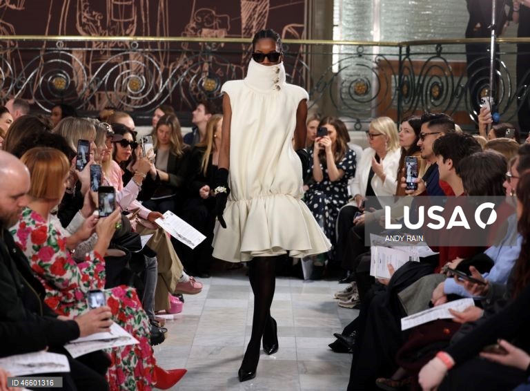 Reino Unido: Desfile de Paul Costelloe na Semana de Moda de Londres