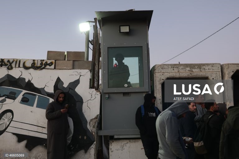 Palestina: Fiéis palestinianos aguardam para atravessar o posto de controlo israelita para participar nas primeiras orações de sexta-feira do Ramadão em Jerusalém