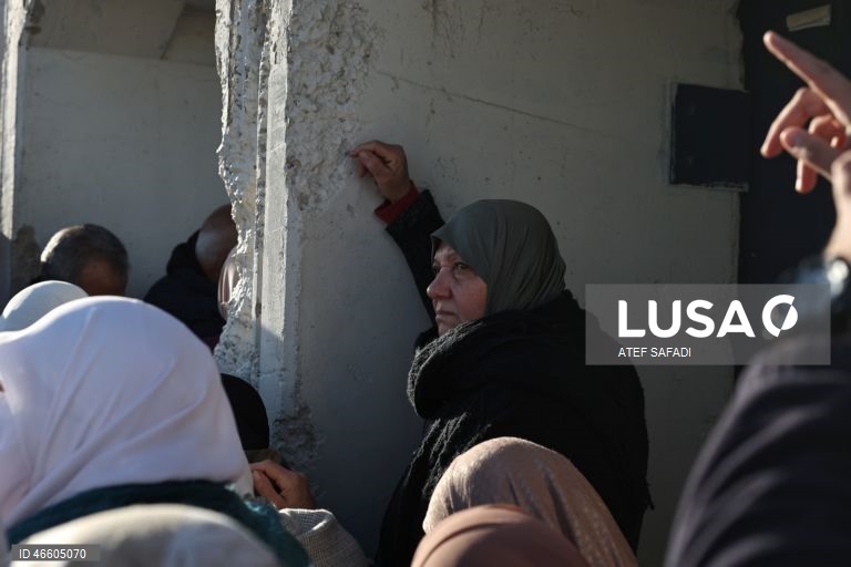 Palestina: Fiéis palestinianos aguardam para atravessar o posto de controlo israelita para participar nas primeiras orações de sexta-feira do Ramadão em Jerusalém