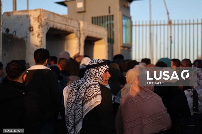 Palestina: Fiéis palestinianos aguardam para atravessar o posto de controlo israelita para participar nas primeiras orações de sexta-feira do Ramadão em Jerusalém
