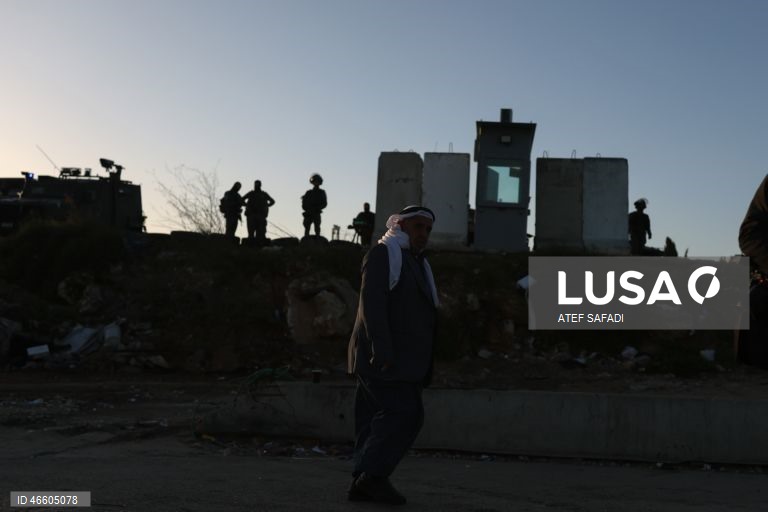 Palestina: Fiéis palestinianos aguardam para atravessar o posto de controlo israelita para participar nas primeiras orações de sexta-feira do Ramadão em Jerusalém