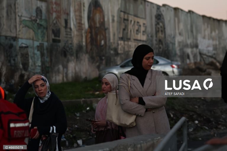 Palestina: Fiéis palestinianos aguardam para atravessar o posto de controlo israelita para participar nas primeiras orações de sexta-feira do Ramadão em Jerusalém