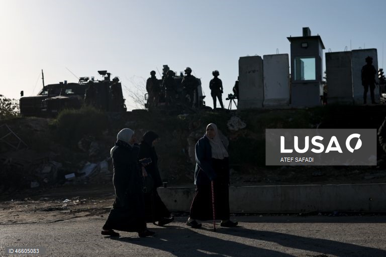 Palestina: Fiéis palestinianos aguardam para atravessar o posto de controlo israelita para participar nas primeiras orações de sexta-feira do Ramadão em Jerusalém