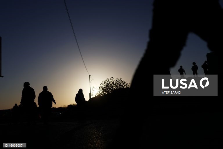 Palestina: Fiéis palestinianos aguardam para atravessar o posto de controlo israelita para participar nas primeiras orações de sexta-feira do Ramadão em Jerusalém