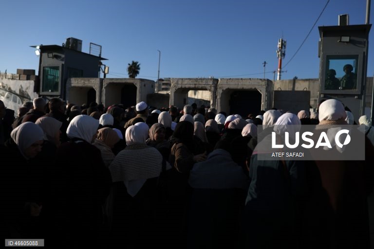 Palestina: Fiéis palestinianos aguardam para atravessar o posto de controlo israelita para participar nas primeiras orações de sexta-feira do Ramadão em Jerusalém