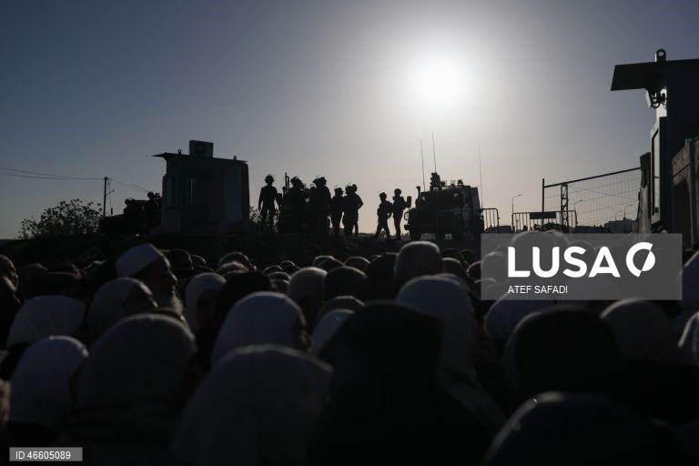 Palestina: Fiéis palestinianos aguardam para atravessar o posto de controlo israelita para participar nas primeiras orações de sexta-feira do Ramadão em Jerusalém