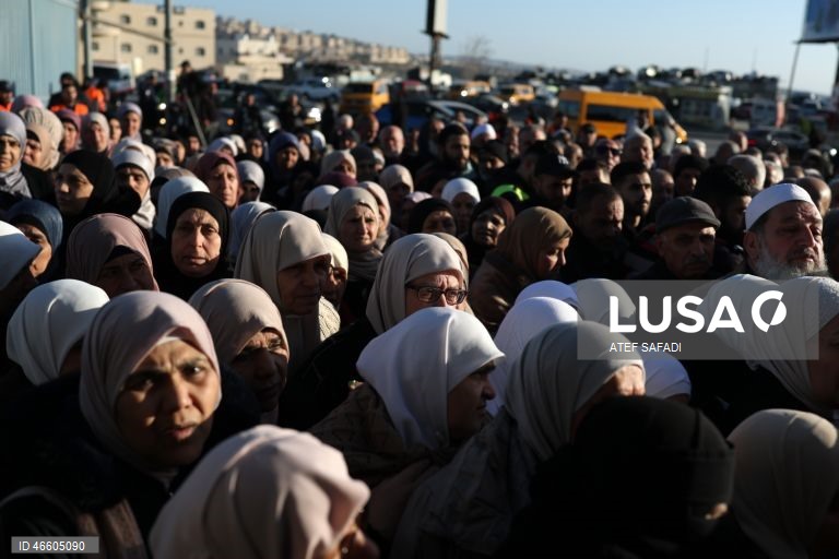Palestina: Fiéis palestinianos aguardam para atravessar o posto de controlo israelita para participar nas primeiras orações de sexta-feira do Ramadão em Jerusalém