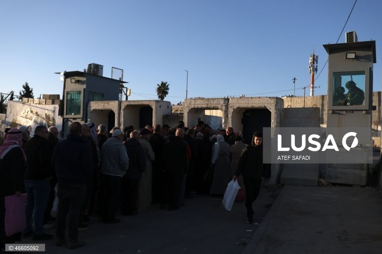 Palestina: Fiéis palestinianos aguardam para atravessar o posto de controlo israelita para participar nas primeiras orações de sexta-feira do Ramadão em Jerusalém