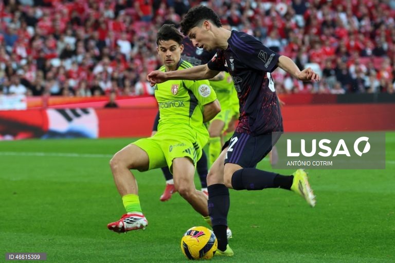 O Benfica venceu hoje confortavelmente em casa ao lanterna-vermelha AVS, por 3-0, num jogo da 23.ª jornada da I Liga portuguesa de futebol, entre os embates com o Real Madrid, para a Liga dos Campeões.