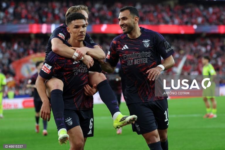 O Benfica venceu hoje confortavelmente em casa ao lanterna-vermelha AVS, por 3-0, num jogo da 23.ª jornada da I Liga portuguesa de futebol, entre os embates com o Real Madrid, para a Liga dos Campeões.