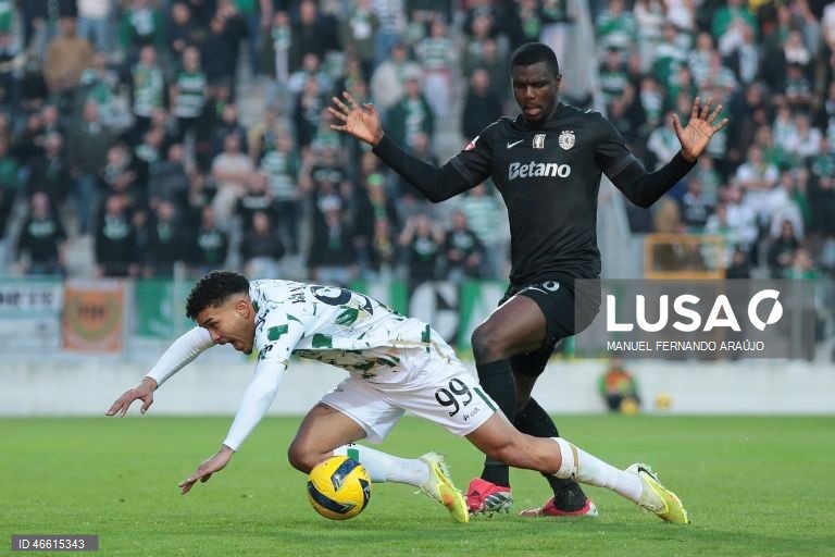 O Sporting ficou hoje provisoriamente a um ponto do líder FC Porto, ao vencer no terreno do Moreirense, por 3-0, em jogo da 23.ª jornada da I Liga portuguesa de futebol.